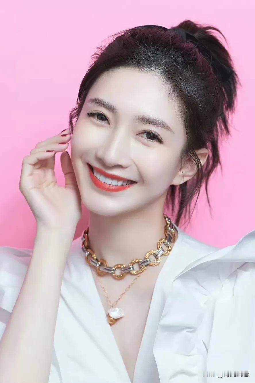 精致淡雅的妆容，白皙通透的皮肤，甜美如春风般的笑容，明眸皓齿，千娇百媚。江疏影，