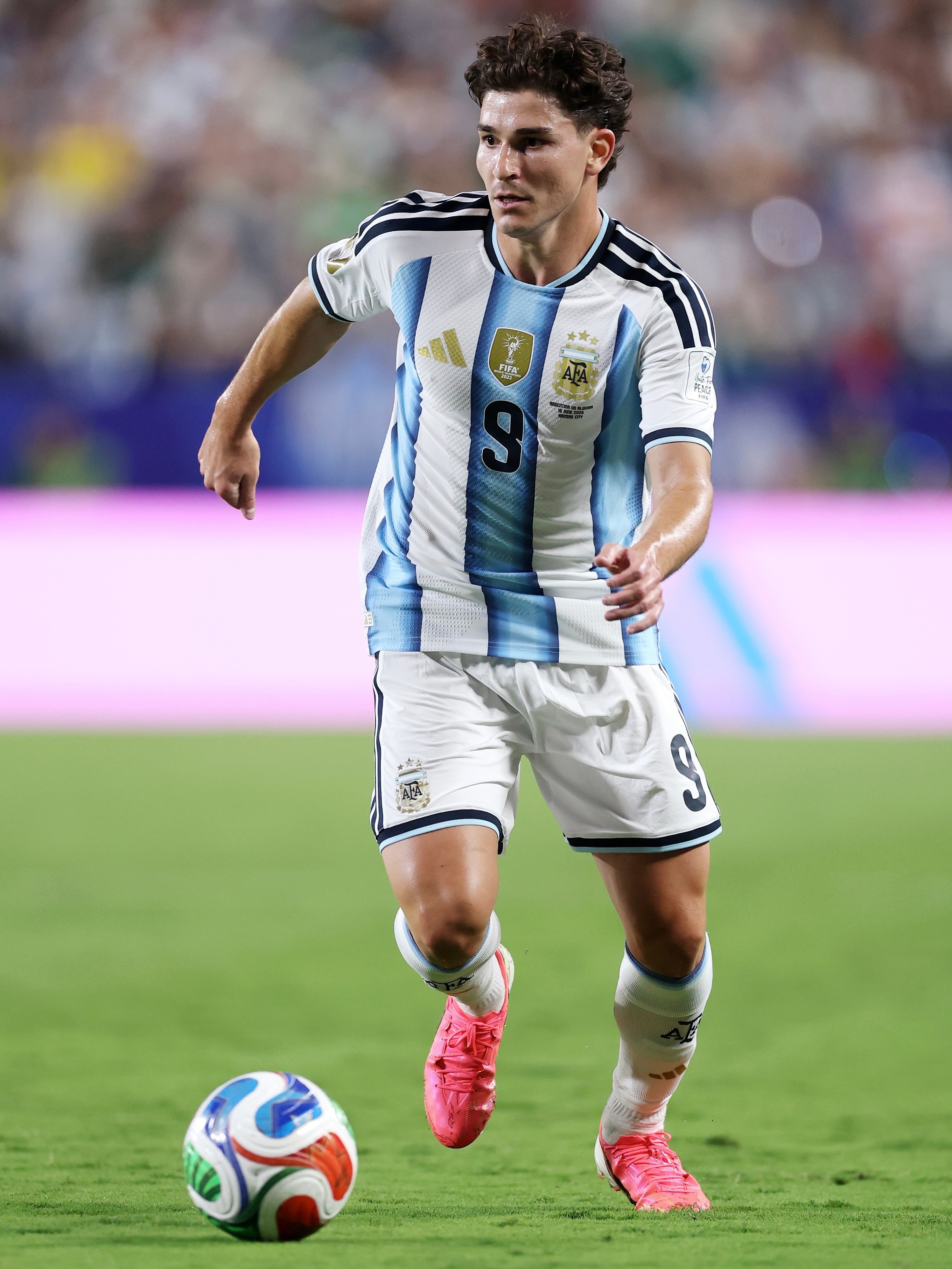阿尔瓦雷斯更新ins：⚽️⚽️⚽️🔟阿根廷球迷俱乐部梅西帽子戏法阿根廷3比0阿
