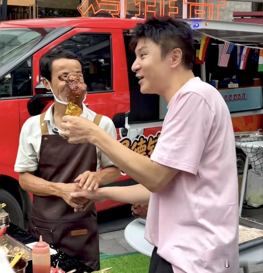 知名主持人朱桢为上海某美食活动吆喝站台。现场有路人拍视频惊叹：他的状态真好，敬业