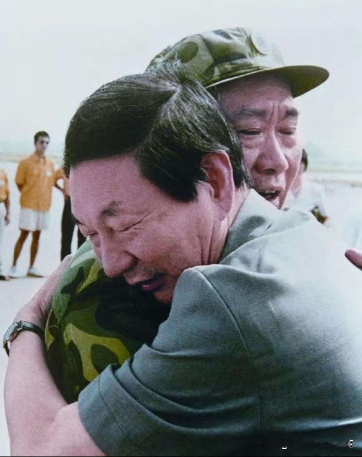 一个拥抱，藏着98抗洪一代人的滚烫记忆！
没有多余的言语，这一抱，是牵挂，是慰问