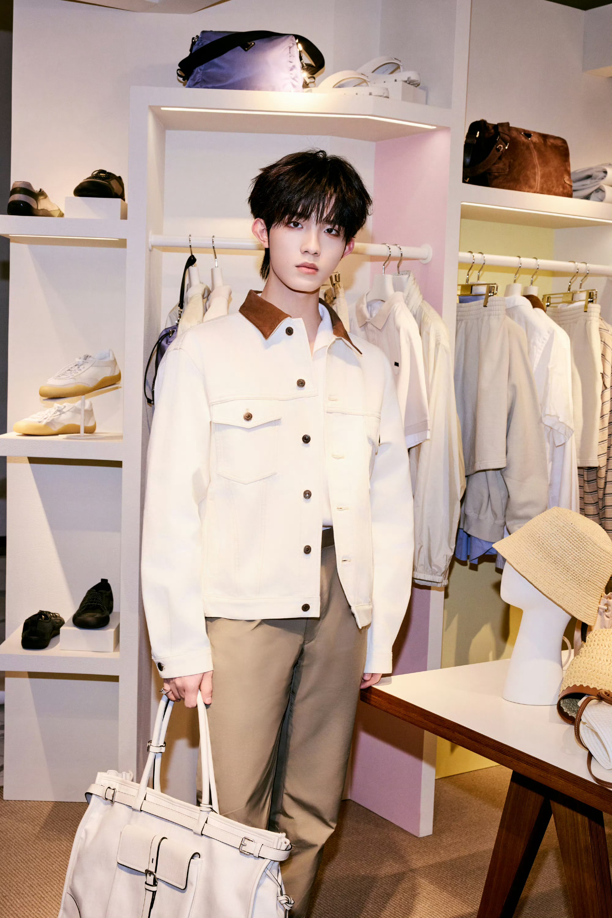 登陆少年Prada团代TOP登陆少年 ✘ Prada官宣节奏🈶6月29日组合预