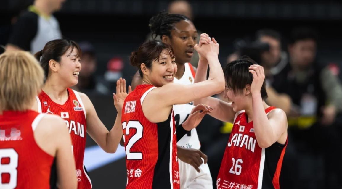 作为看了十几年女篮的老球迷，看到日本队差点被“做掉”、菲律宾狂输 130 分这一