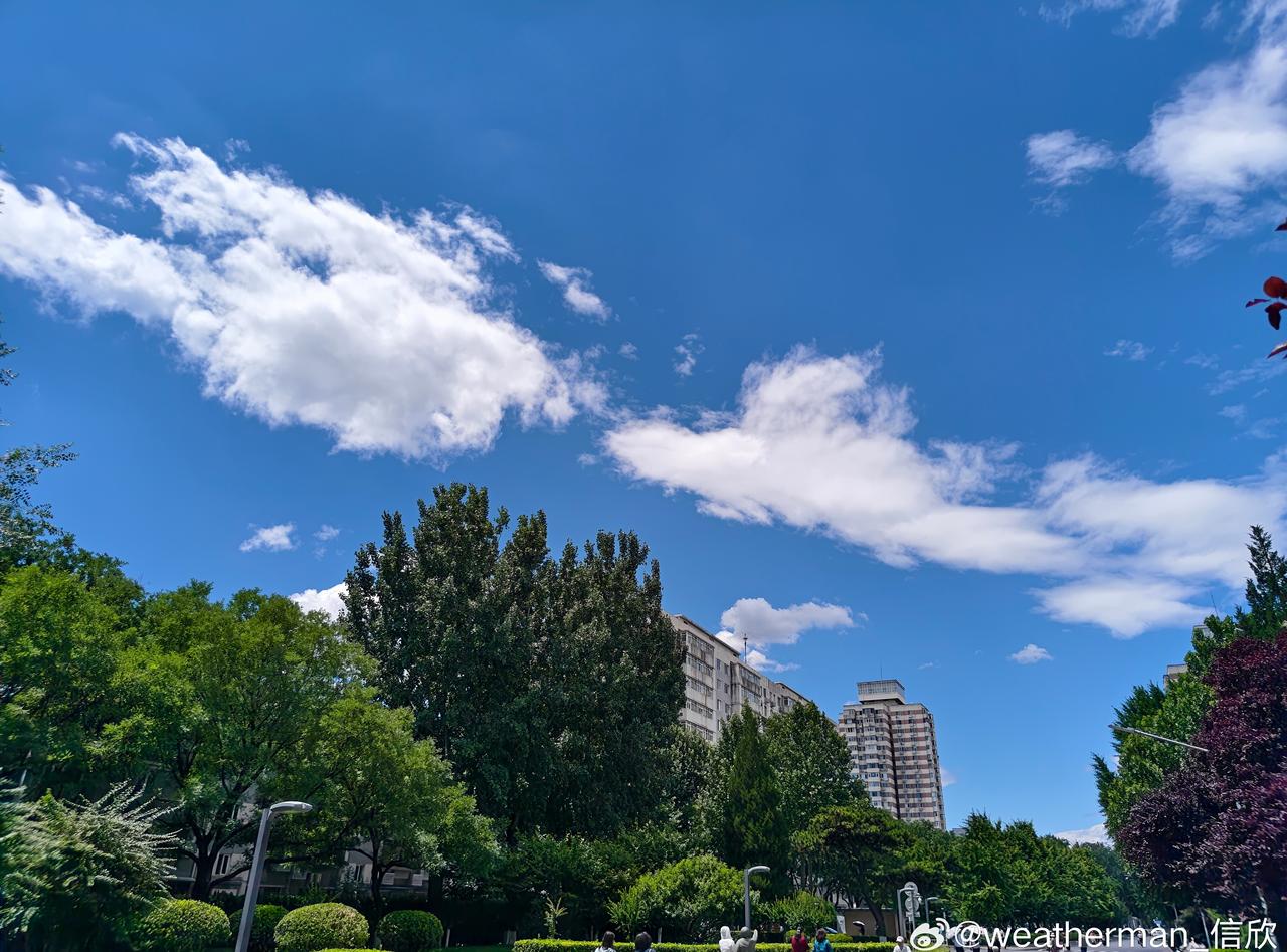 每年北京天空颜值最高、体感最舒适的阶段，应该就是5月底-6月初有冷涡的日子。 ​