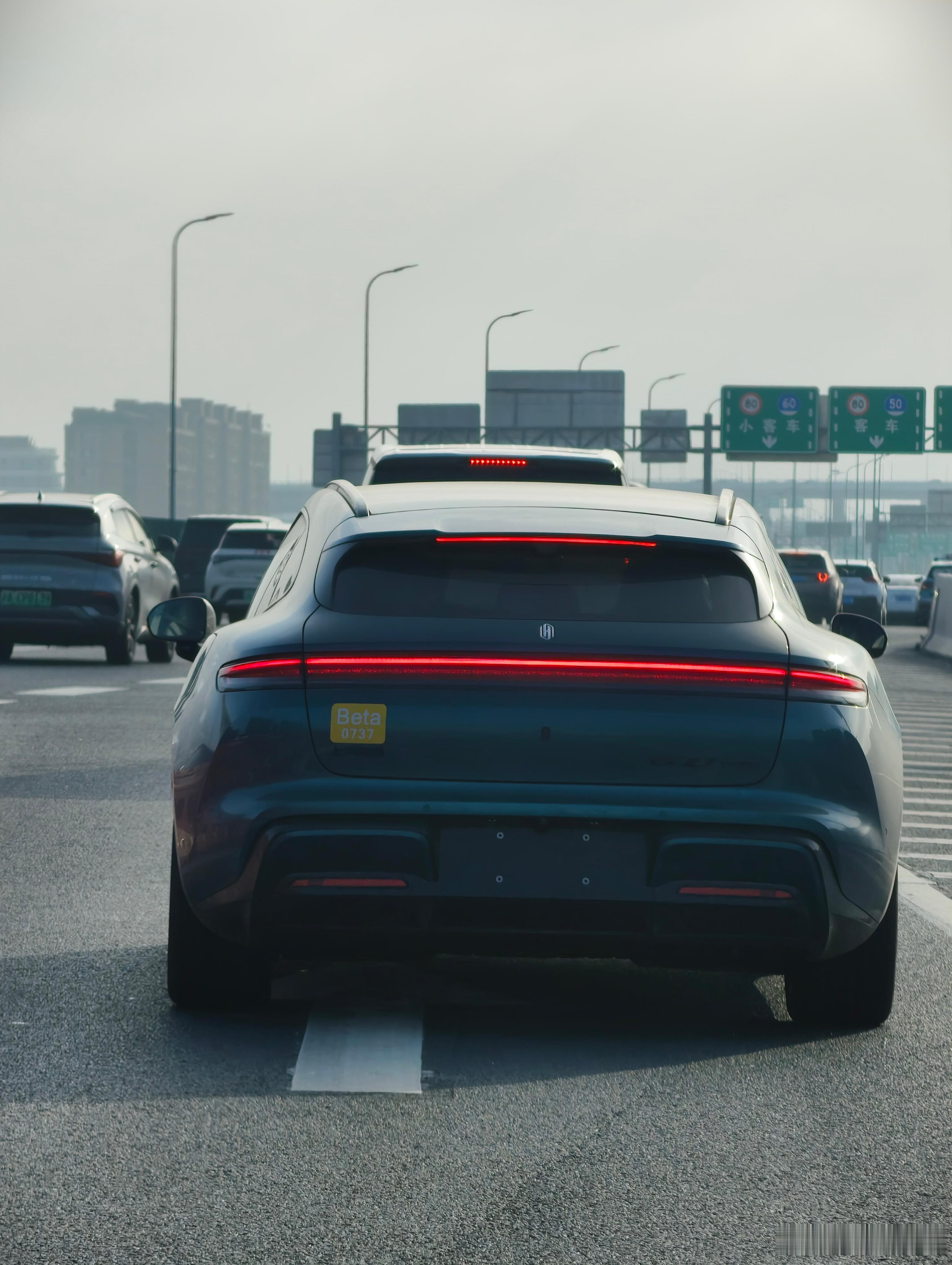 偶遇尚界 Z7T，这大屁股，真宽啊。 