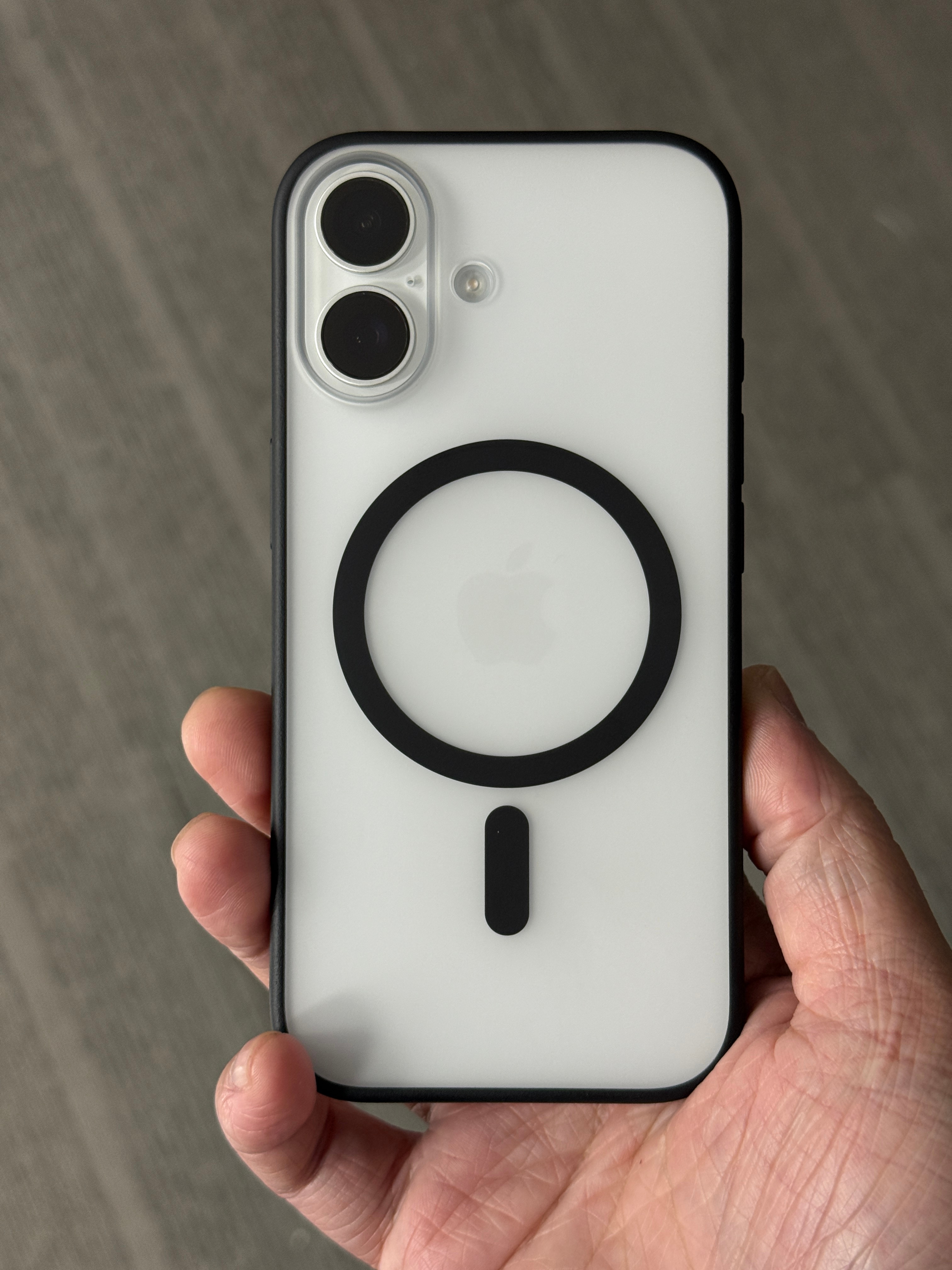 013，四年半时间，外形几乎没变过图一是 iPhone13ProMax 的013