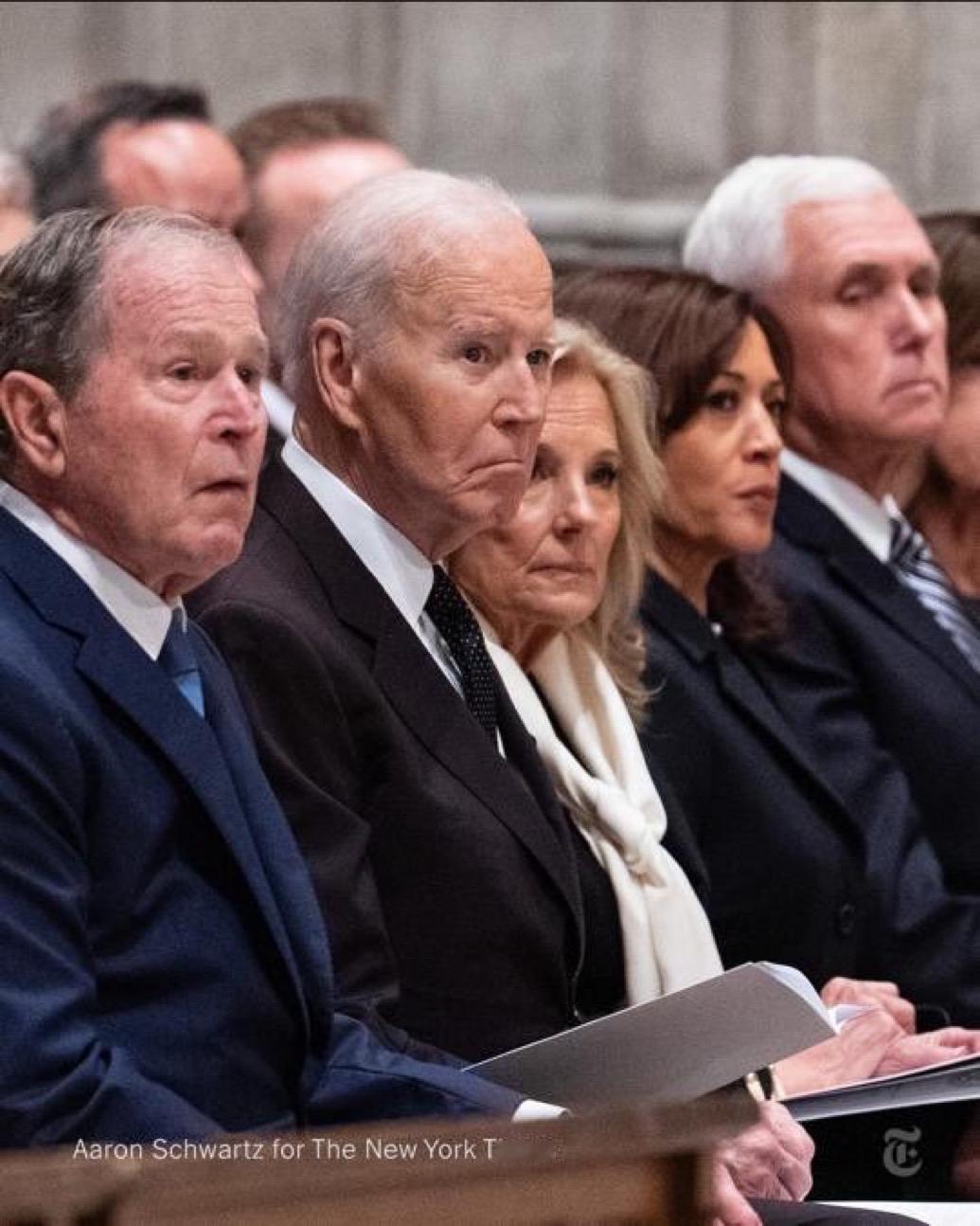 当地时间周四，在华盛顿特区国家大教堂举行的前副总统迪克·切尼的葬礼上，载着他遗体