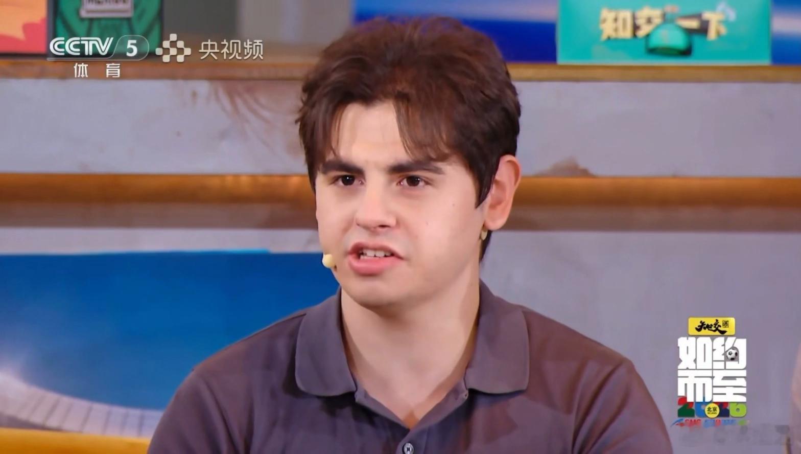 西班牙球迷聊主队大秀流利中文 足球果然是全世界通用的语言，这位西班牙球迷熟练用中