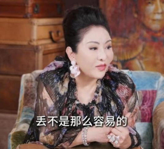 向太陈岚奉劝大家千万不要移民美国，因为她有很多朋友这几年都想离开美国回来，但头疼