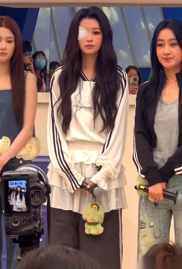 孙怡顶着一只肿了的眼睛出来，对着镜头说：“昨晚气得麦粒肿了。”
一句话，把时间拉