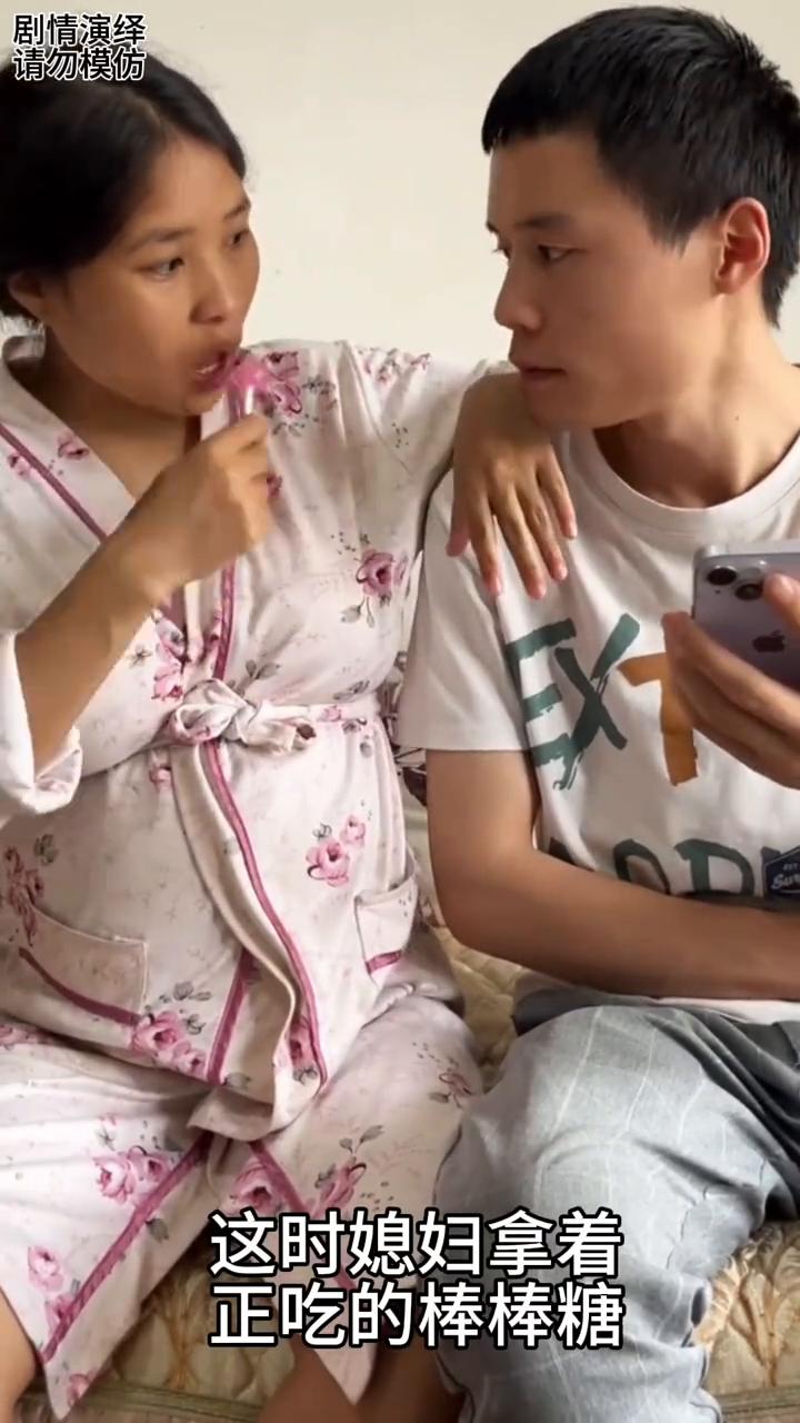 媳妇调侃丈夫正吃的棒棒糖，下一秒他的做法太搞笑了。
夫妻两个坐在沙发上休息，这时