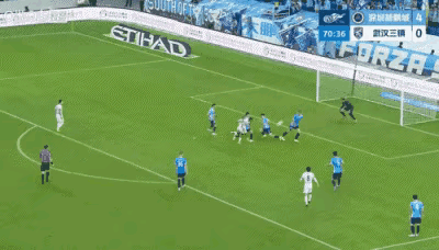 拽一下衣服人就在地下打滚了，真能装，丢人！4比一了有必要报着球不松手吗[笑哭][