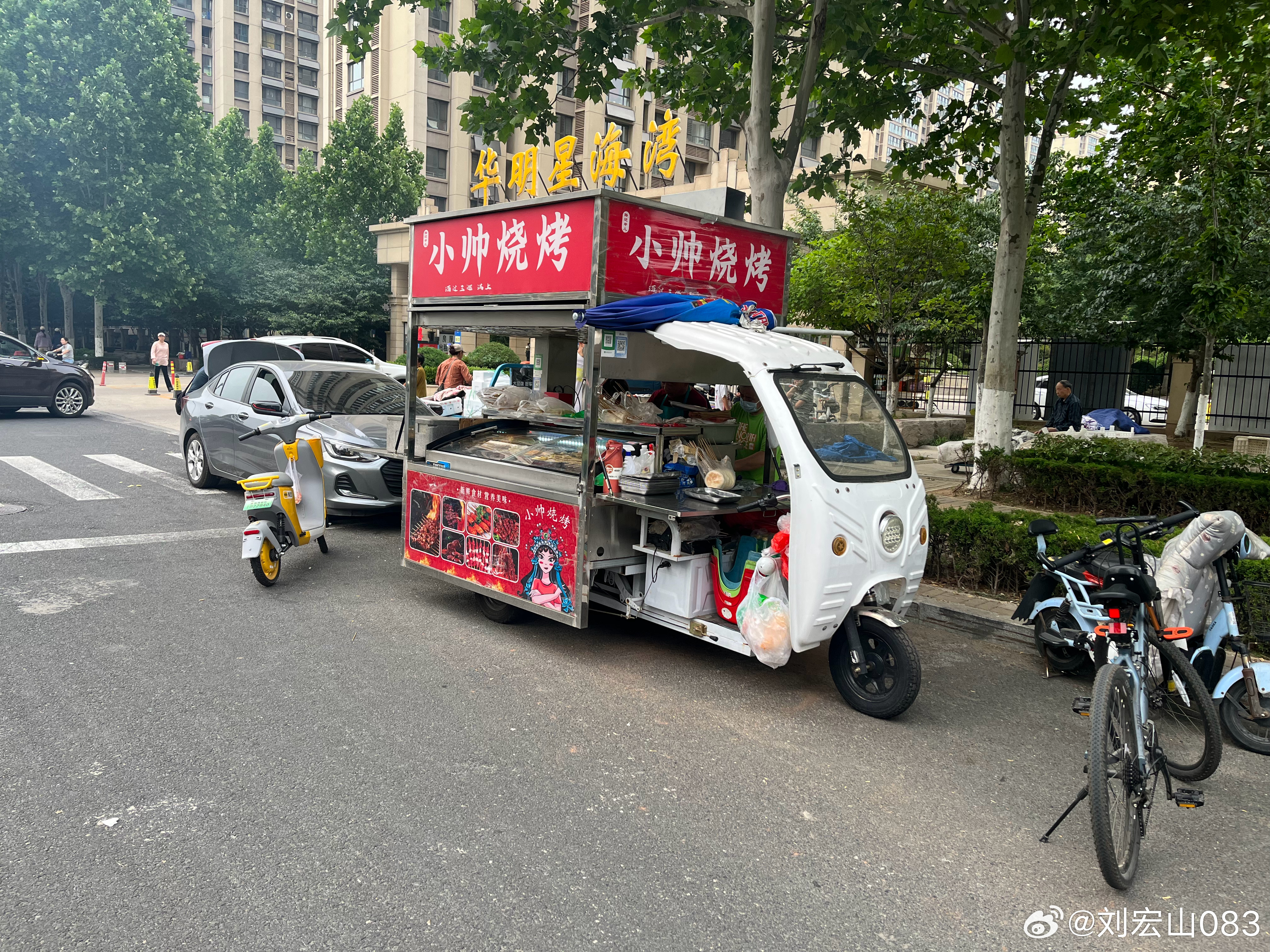 夏夜的烧烤摊，跟劳累了一天的劳动人民总感觉很搭，很配。  ​​​