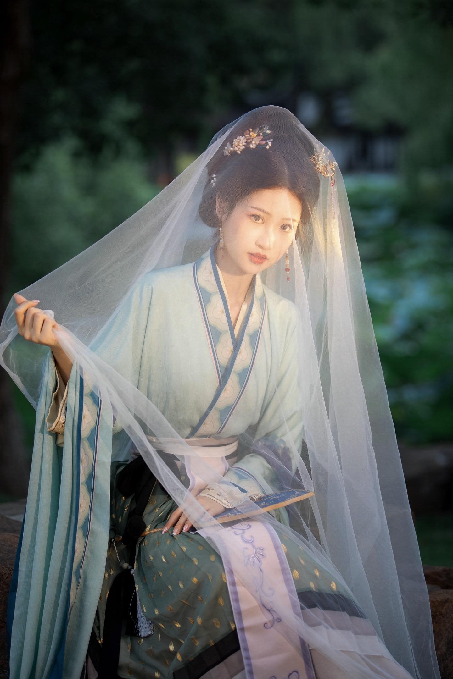 “人间何所以，观风与月舒。”她站在那里，美成一幅画。