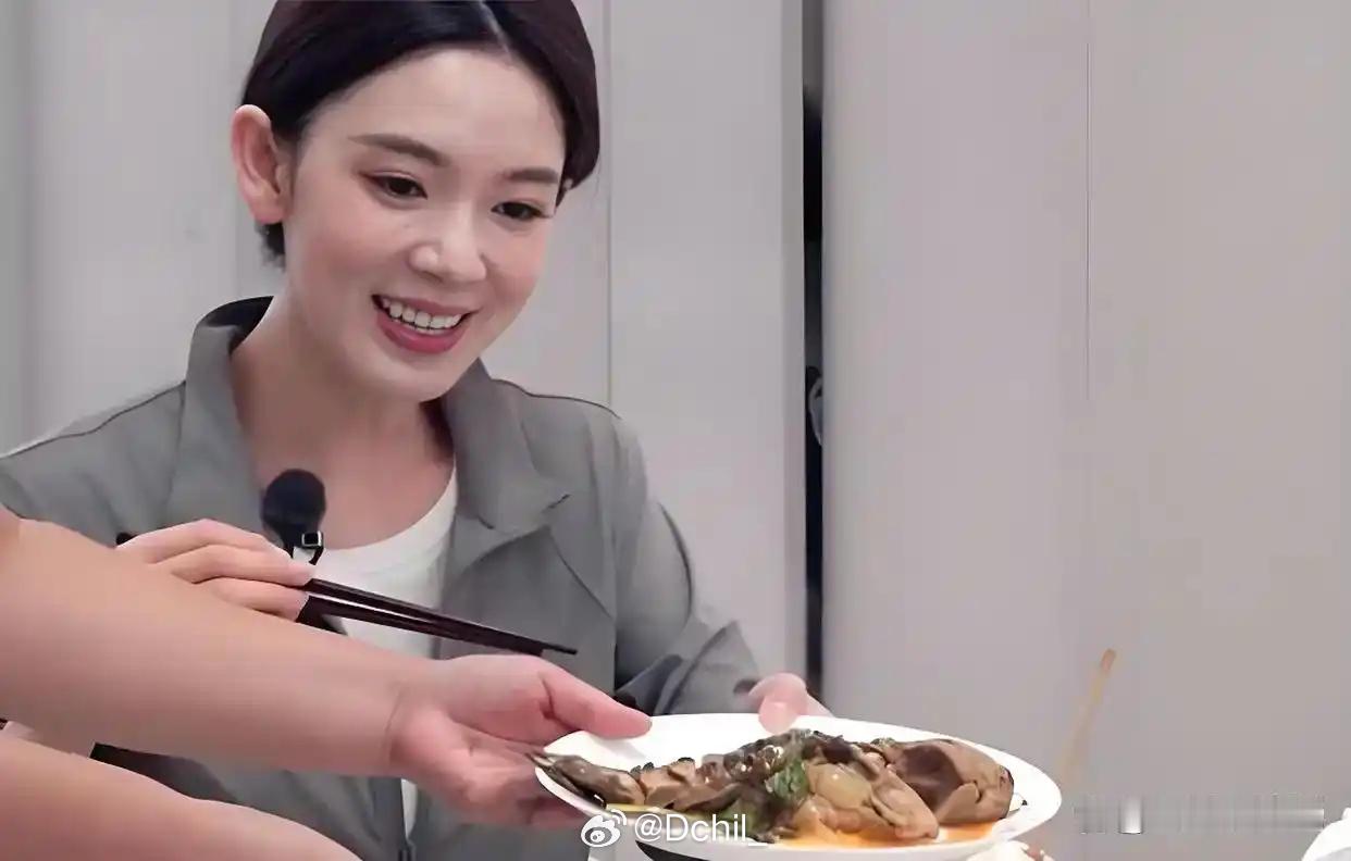这下信陈瑶爱吃的人设了，陈瑶和父母吃饭，饭桌中间大不锈钢盆里装七条鱼，三人一顿全