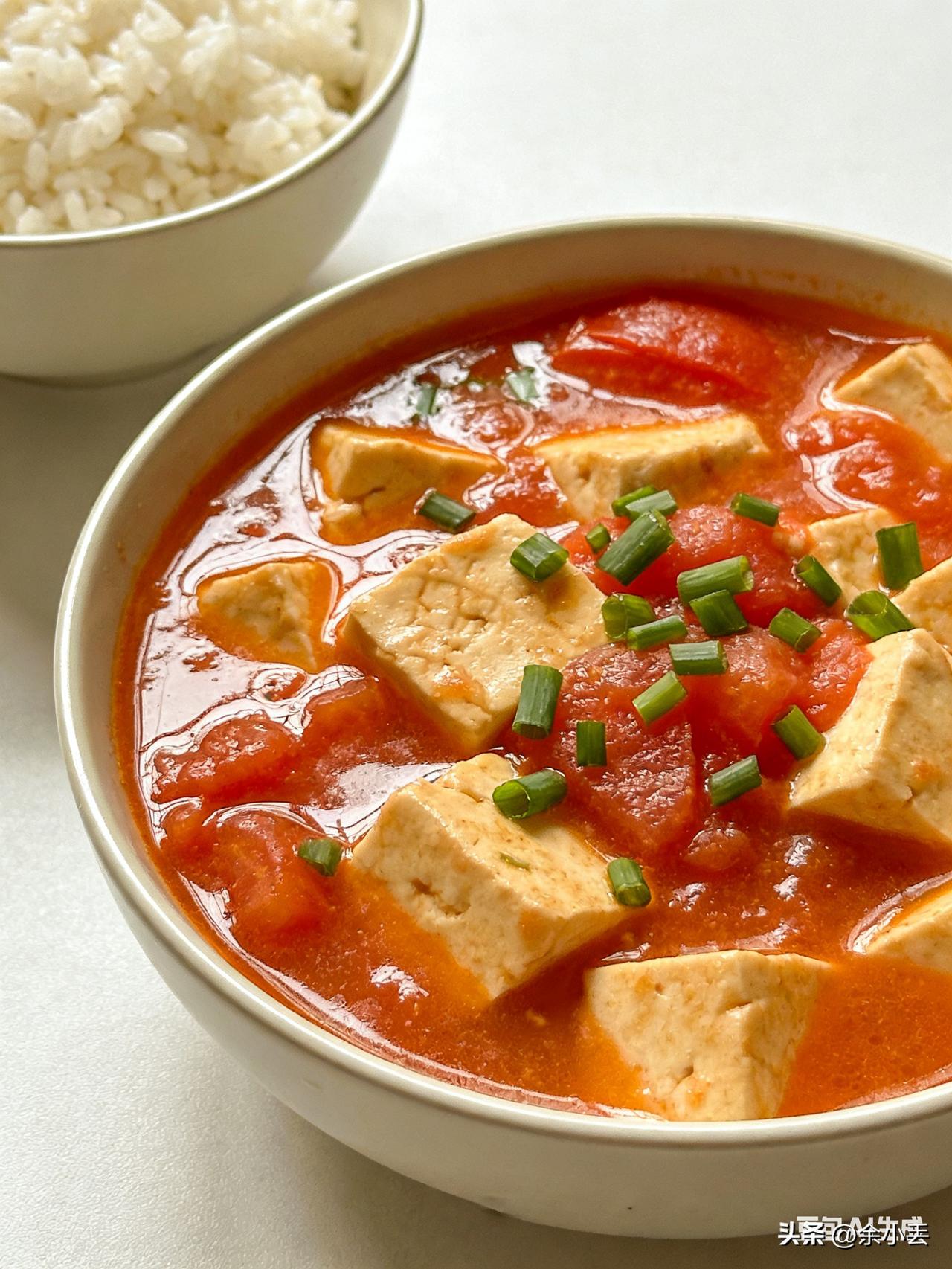 西红柿炖豆腐，汤汁拌饭绝了！
 
家人们，这道西红柿炖豆腐酸甜入味，汤汁拌饭能吃
