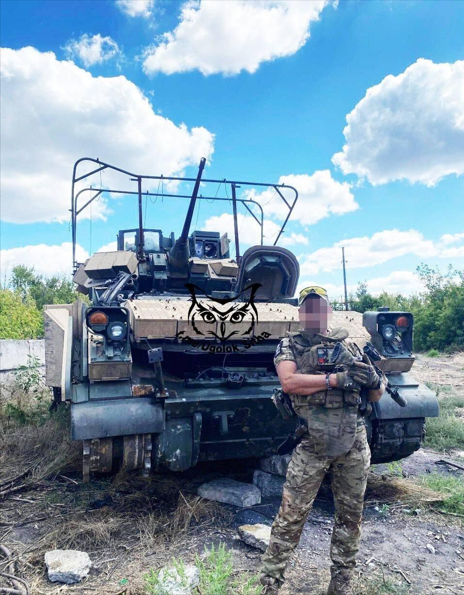 日前俄军前线士兵缴获了一辆受损的美制M2A2“布拉德利”步兵战车并与之合影。
