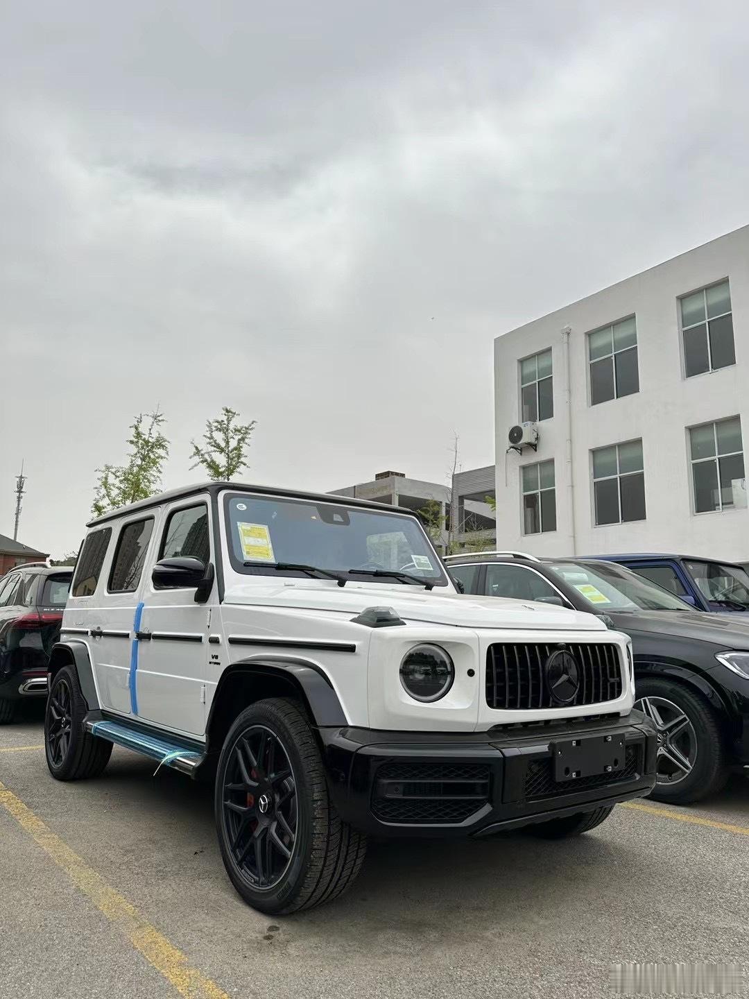 G63 白熊猫满配 917内饰选配：碳纤维内饰 孟加拉红菱形格 碳纤维方向盘 尊