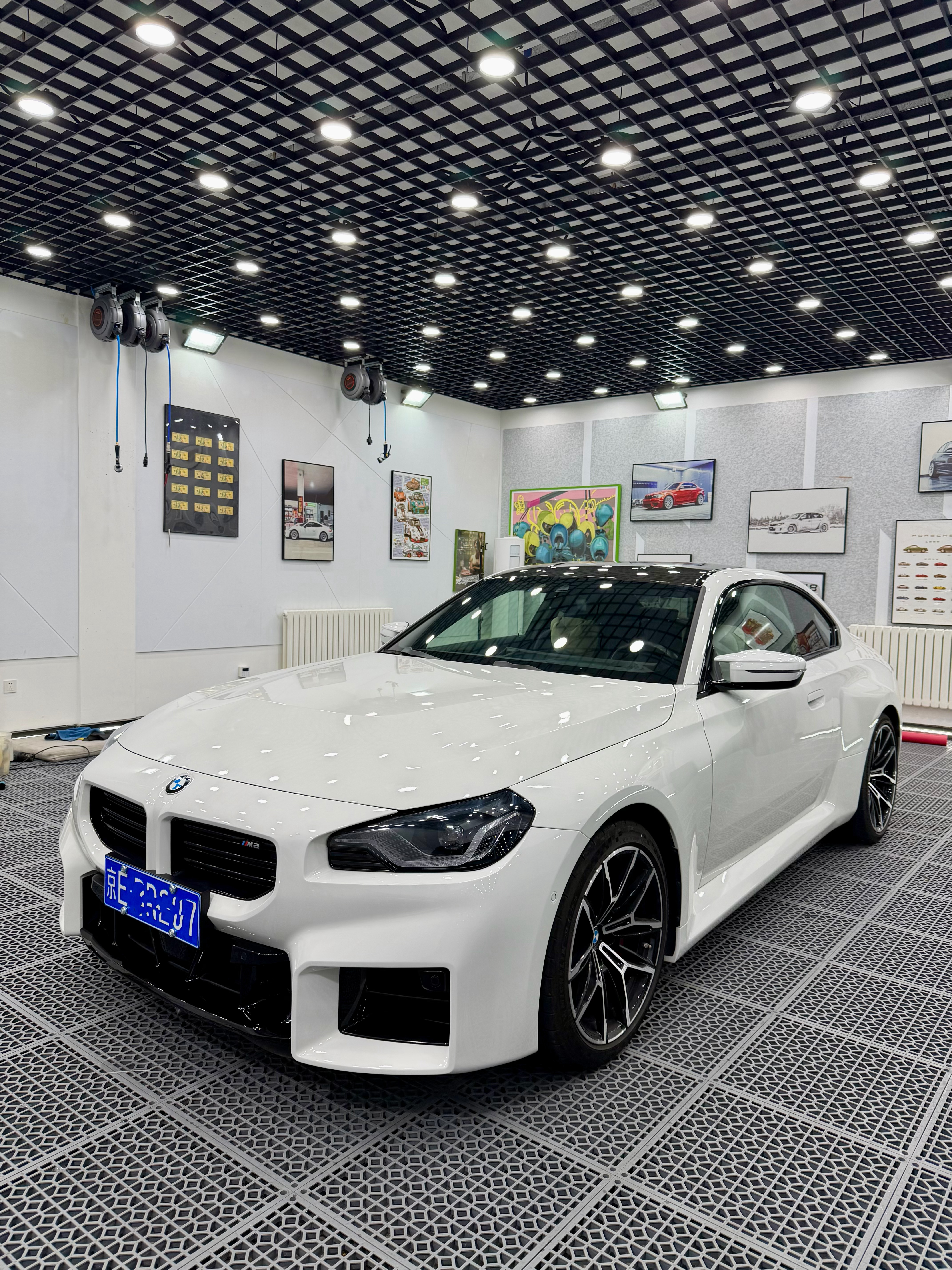 给客户新买的M2贴个牛逼的车衣质保十年 以前我们可迷信进口车车衣了后来拿国产一比