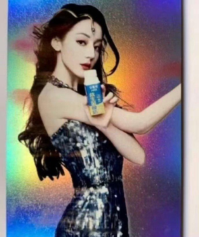 迪丽热巴新物料，有点像美杜莎 