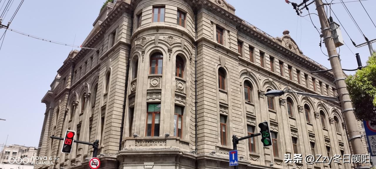 浦东浦西只是凸显今昔对比，走进弄堂，走进老街区，才是原汁原味的老上海。