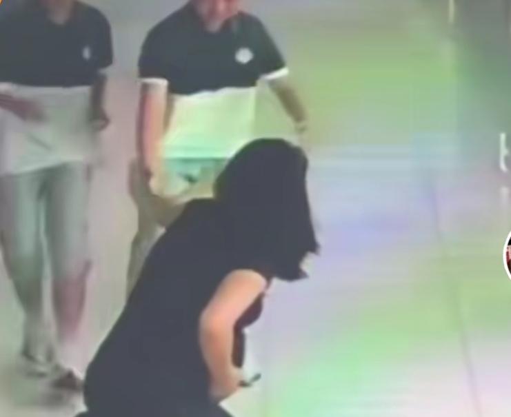 罚站走廊的两名学生，用行动诠释教育真正的意义
 
学校走廊的一段监控视频，打动了