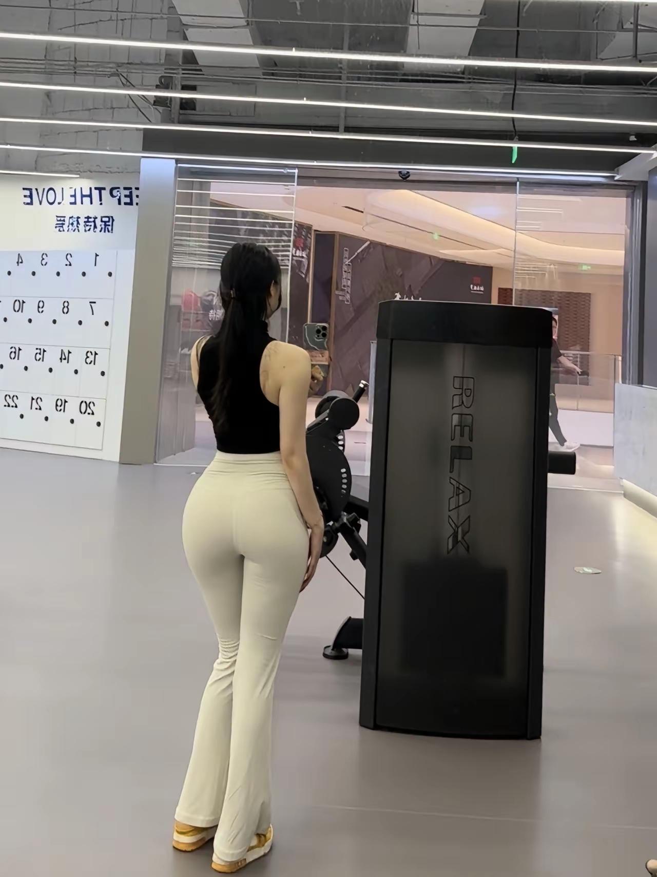 在健身房打卡，放松身心，享受运动带来的快乐！💪🏋️‍♀️💦