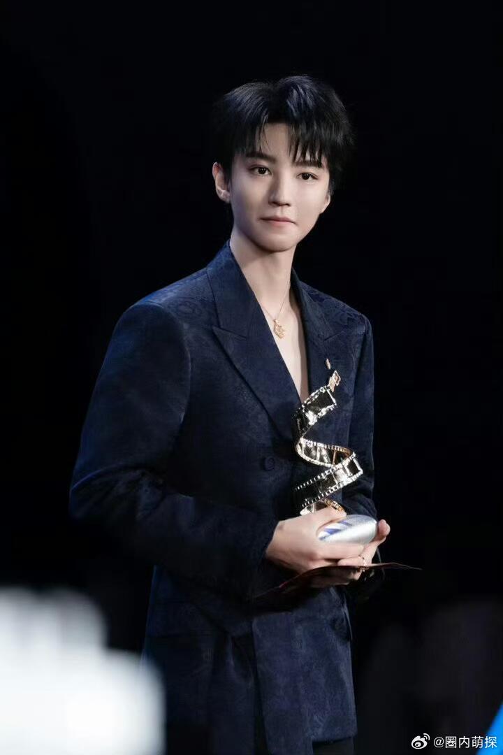 王俊凯真的绷不住了王俊凯似笑非笑的嘴角 王俊凯这段reaction也太真实了！章