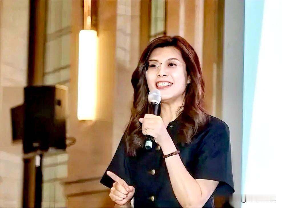 郑丽文向企业界喊话：2028年实现台湾地区政党更替，她有“百分之百的把握”。郑丽