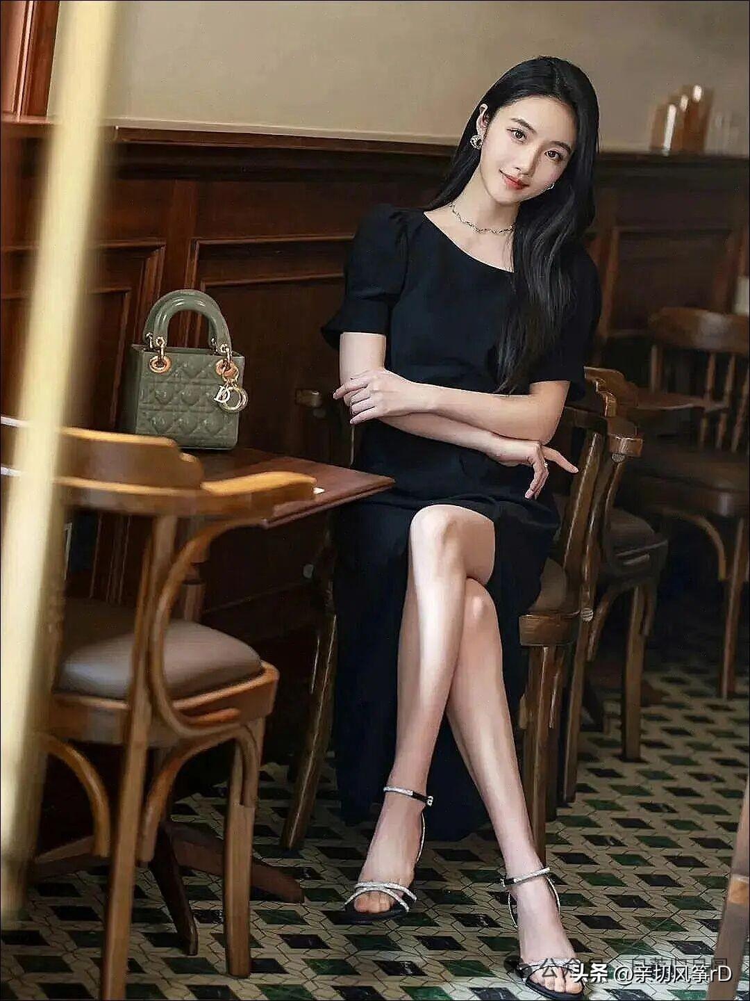 穿上优雅黑裙，走进那家复古咖啡馆，仿佛踏入了旧时光的画卷。
咖啡馆里，暖黄的灯光