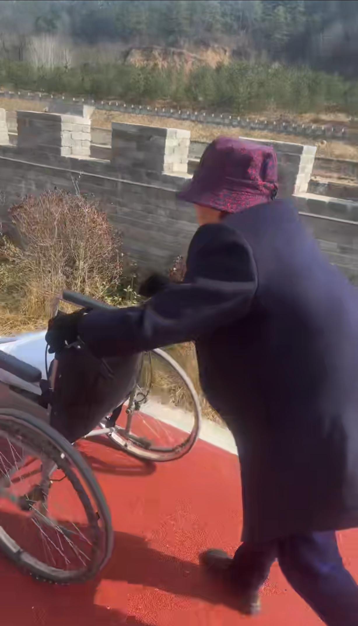 很多人总觉得孝顺就是多给钱，经历过母亲摔伤卧床这件事后，我才明白孝道要分阶段，没