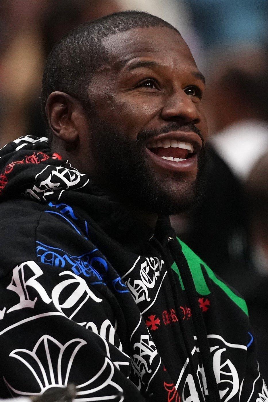 48岁的梅威瑟宣布，跟泰森的表演赛后将正式复出重返职业拳坛，他上次参加职业比赛是