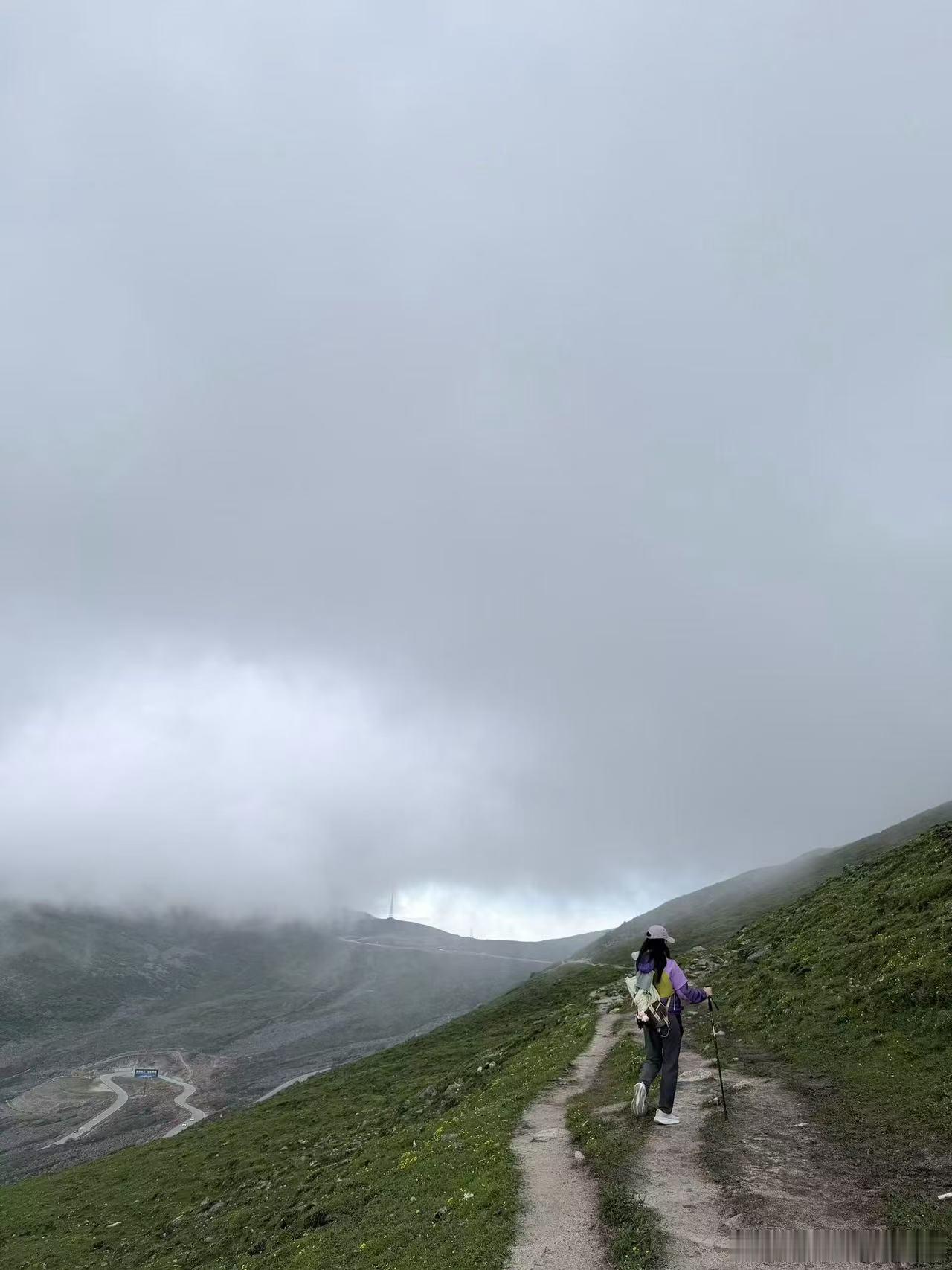 蓝盈莹去徒步了蓝盈莹替许家伶去看她梦里的山了，戏外帮角色圆愿，这也太宠了吧！ 