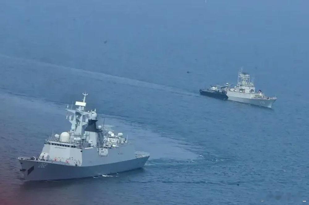 054AP在爪哇海与印尼海军合练，汉戈尔号编队在雅加达起航后。巴基斯坦海军