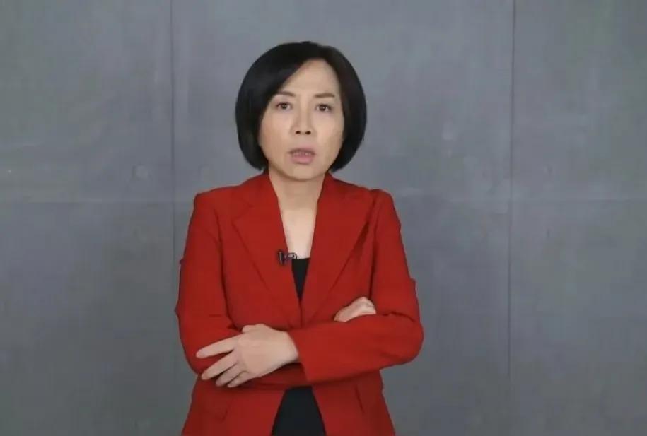黄智贤原来也是一个伪君子，难怪前一段时间不见她高调了，是网民一段时间对她的呼声让