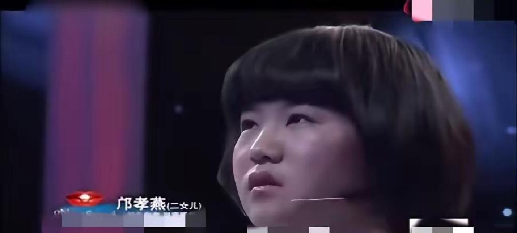 湖南怀化，一个16岁女孩在亲情之间做出了令人动容的选择。这一天，她的养母何秋花逼