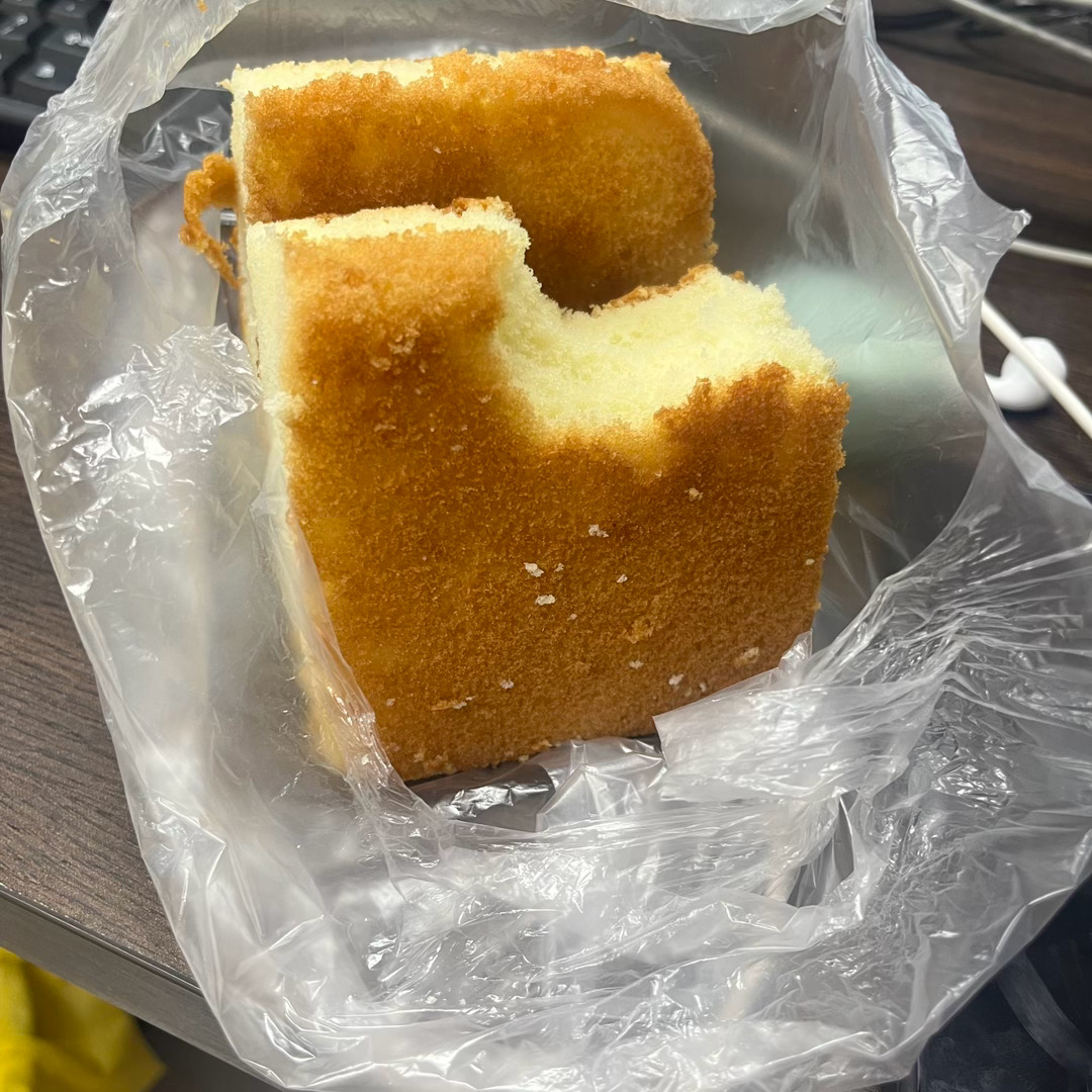 在菜场买了2块蛋糕才4块钱感觉又捡到一个便宜了 