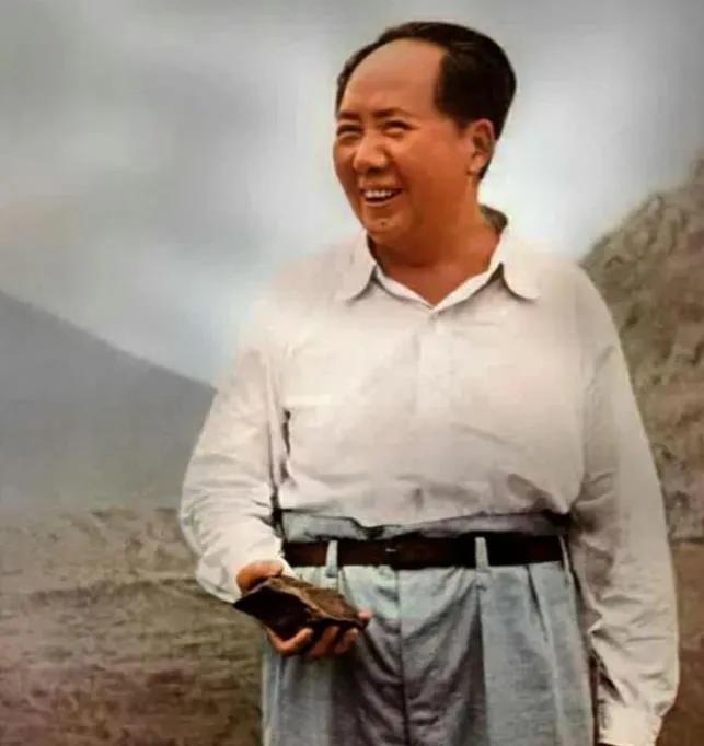 1949年10月1日，新中国的旗帜在天安门广场高高飘扬。一位远在湖南平江的老太太