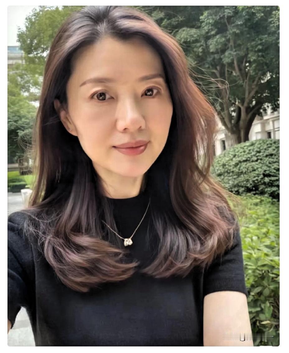 人到中年，才真正体会什么叫一分钱难倒英雄汉。

40岁这道坎，真不是谁都能轻飘飘