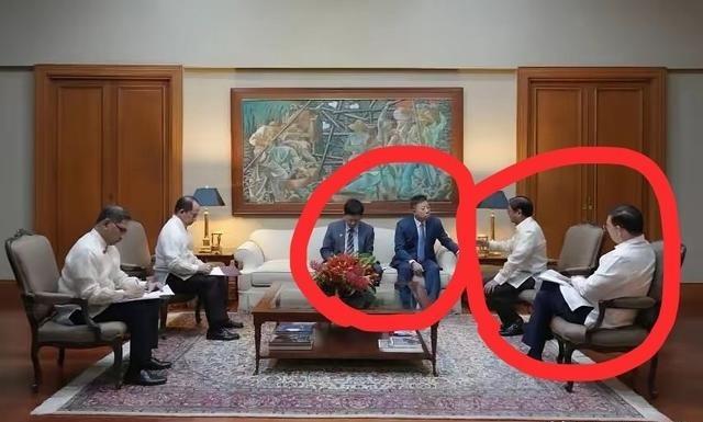 小马科斯总统因为仁爱礁局势紧张而召见中国大使井泉，但从照片看一点也不紧张，井泉很
