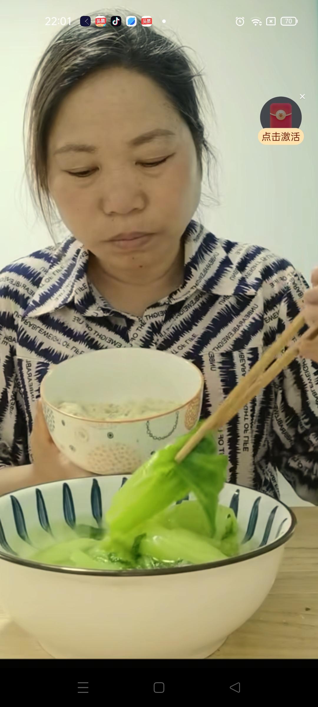 王晓举今天下午5点多发布视频给他的媳妇做干锅鱿鱼吃 ，准备好了鱿鱼和大虾，烹饪出