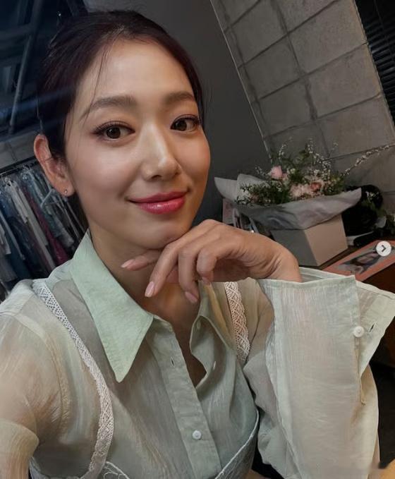 据韩媒，经纪公司透露朴信惠今日顺利产下健康女婴，母女均安，正在家人陪伴下休养。她