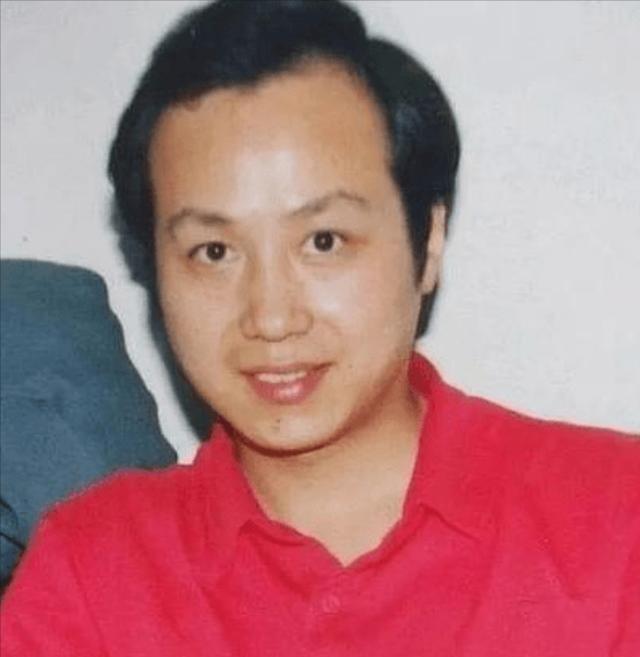 著名主持人罗京，去世多年后，母亲患上老年痴呆，妻子带着儿子改嫁了一位富商，可是儿