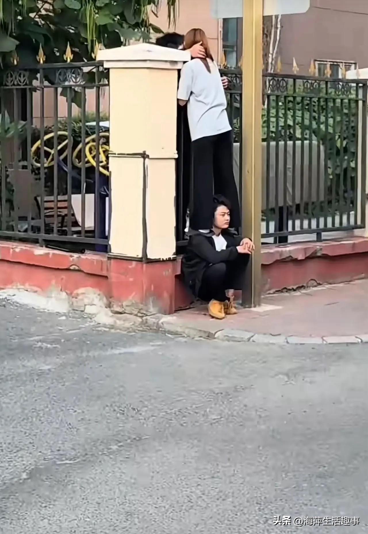 不怪小伙子一脸落寞，换谁谁不是！