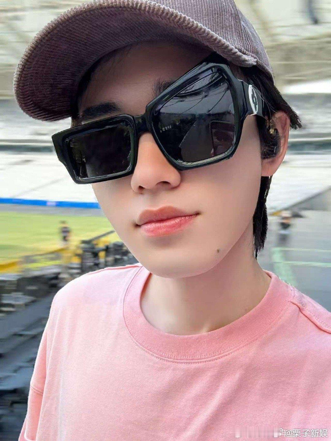 宋亚轩异形墨镜宋亚轩今日三连拍宋亚轩今日三连拍，帅的，[思考][思考] ​​​