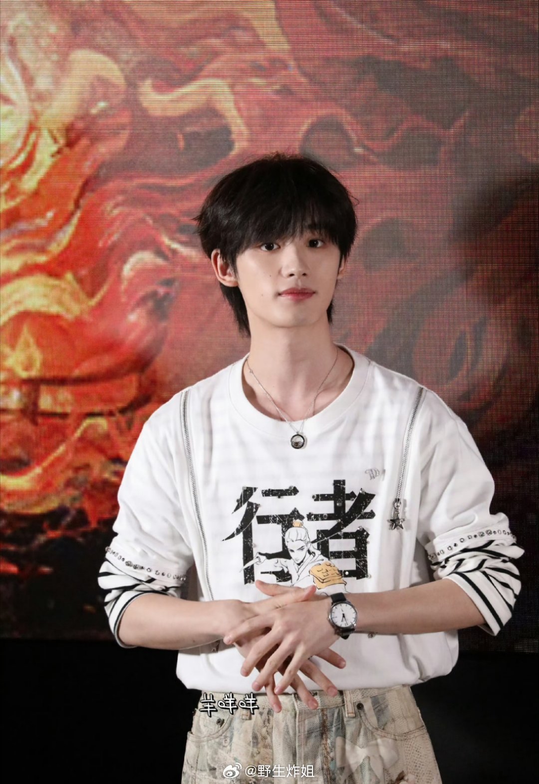 丁程鑫的刺杀小说家2首映礼生图来了，穿着印了logo的白T恤的丁程鑫还蛮乖巧的，