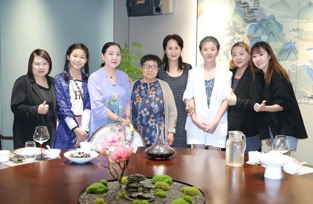 《生万物》女老戏骨聚会，迟蓬和牛银红喝交杯酒，沈丹萍说自己不如迟蓬！ ​​​