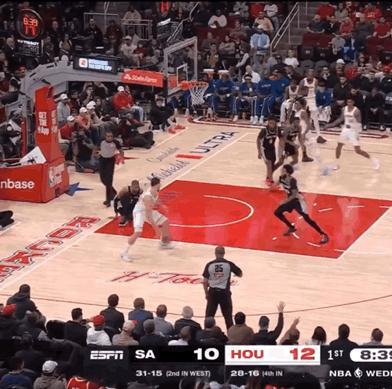 文班被申京晃倒，后者献上一记劈扣。细看是因为文班吃了动作，脚底不稳导致。
第一节