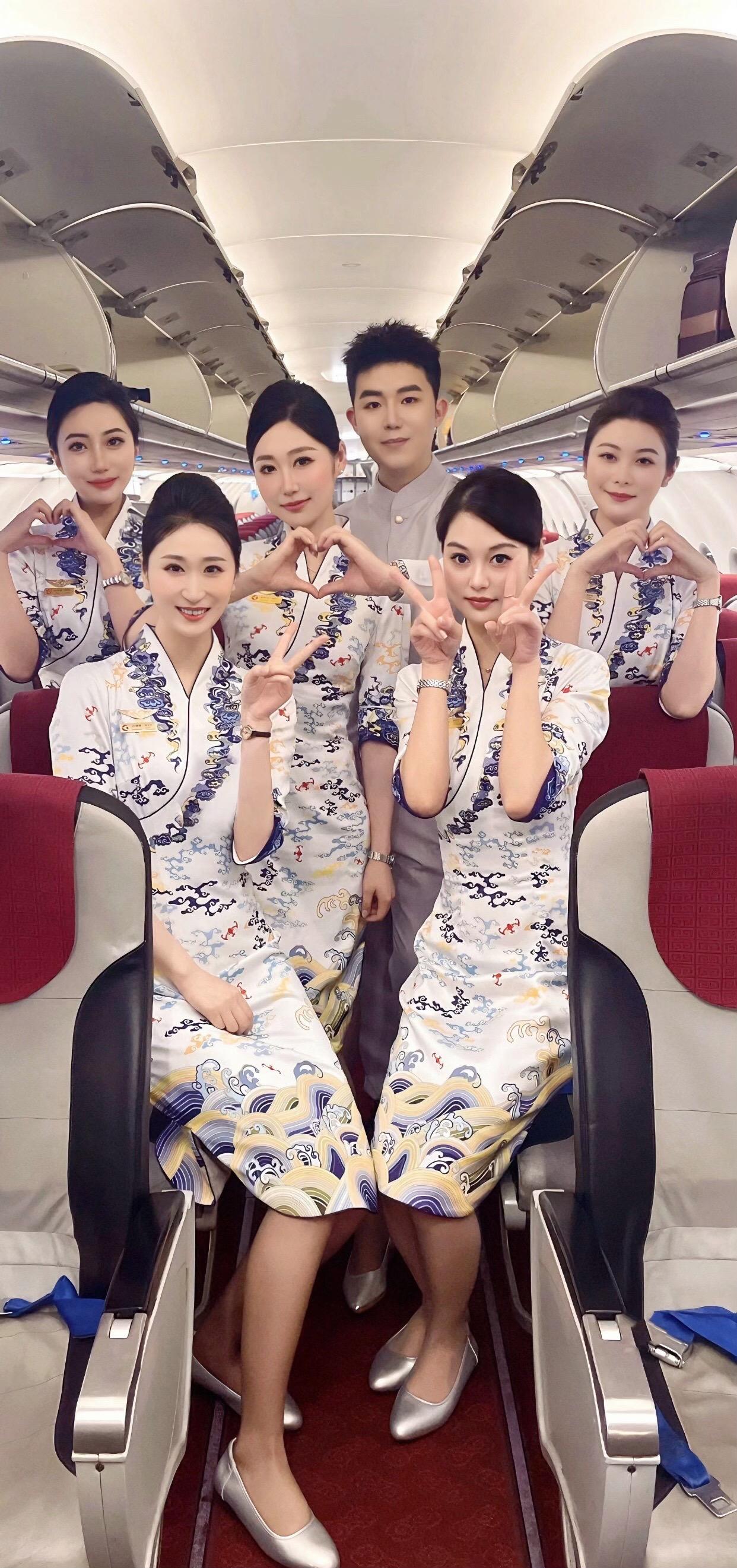 唯见青山不见君，但见红颜如神明。