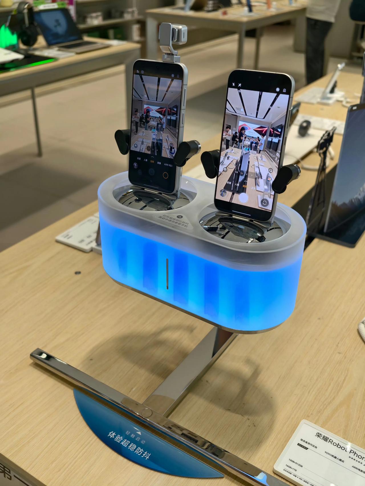 为了展示荣耀Robot Phone，线下门店直接摆了一台体验防抖效果的仪器，真是