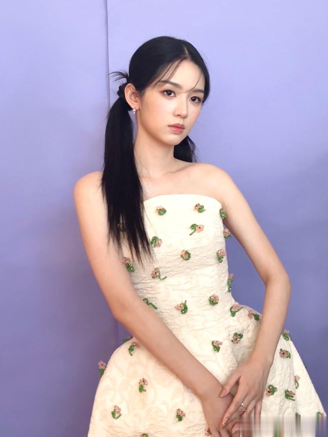 #周也小花裙# 我不允许还有见面没有看过周也小花裙live九宫格，妹妹真的好可爱
